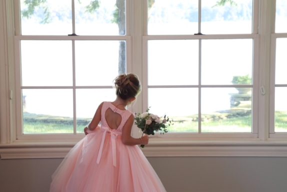 Blumenmädchen mit pinkfarbenem Kleid