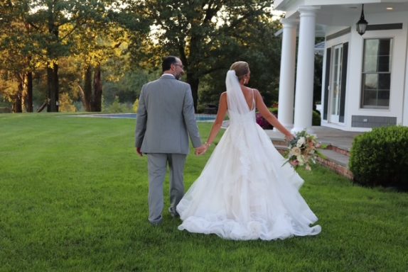 Hochzeitspark auf Wiese hinter dem Haus